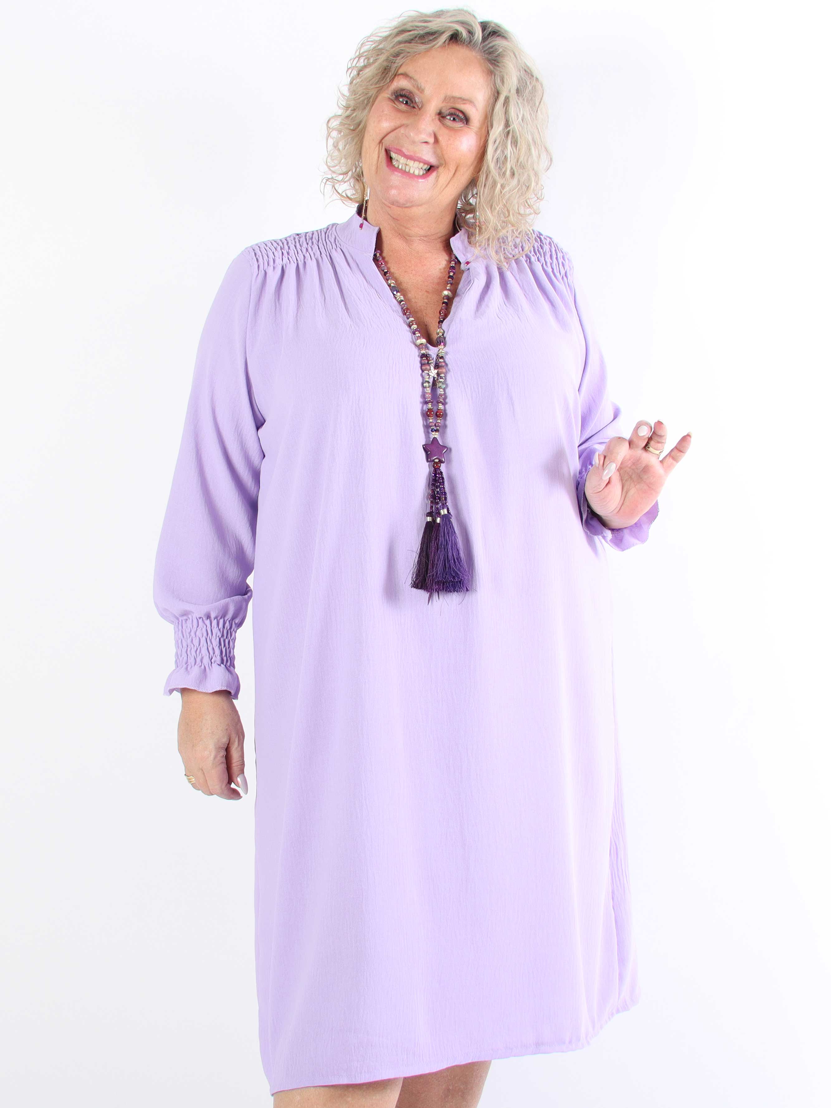 Marisol - Sød plus size kjole med smock og v-udskæring